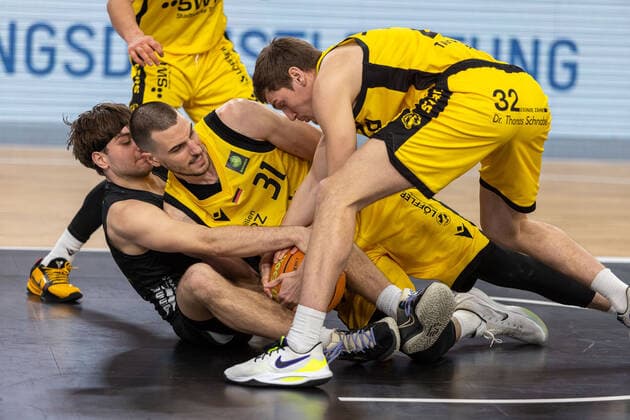 Daniel Keppeler Tigers Tuebingen, 31 Jakob Hanzalek Ehingen Urspring, 77 Till Joenke Tigers Tuebingen, 26 Tigers Tuebingen vs Ehingen Urspring, 2 Basketball Bundesliga, Pro A, Barmer 2 Basketball, 22 Spieltag , Spielzeit 2021 2022, 17 03 2022 Tigers Tuebingen vs Ehingen Urspring, 2 Basketball Bundesliga, Pro A, Barmer 2 Basketball, 22 Spieltag , Spielzeit 2021 2022, 17 03 2022 Tuebingen Copyright: xNinaxSanderx xEibnerxPressefotox EP_NSR