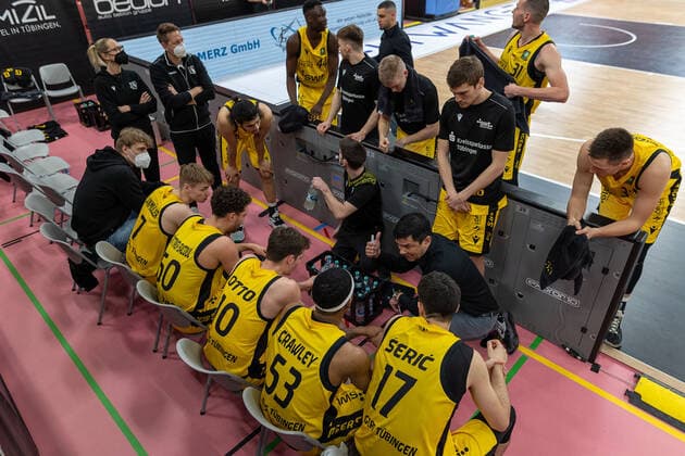 Timeout at the Tigers Tuebingen Tigers Tuebingen vs Ehingen Urspring, 2 Basketball Bundesliga, Pro A, Barmer 2 Basketball, 22 Spieltag , Spielzeit 2021 2022, 17 03 2022 Tigers Tuebingen vs Ehingen Urspring, 2 Basketball Bundesliga, Pro A, Barmer 2 Basketball, 22 Spieltag , Spielzeit 2021 2022, 17 03 2022 Tuebingen Copyright: xNinaxSanderx xEibnerxPressefotox EP_NSR