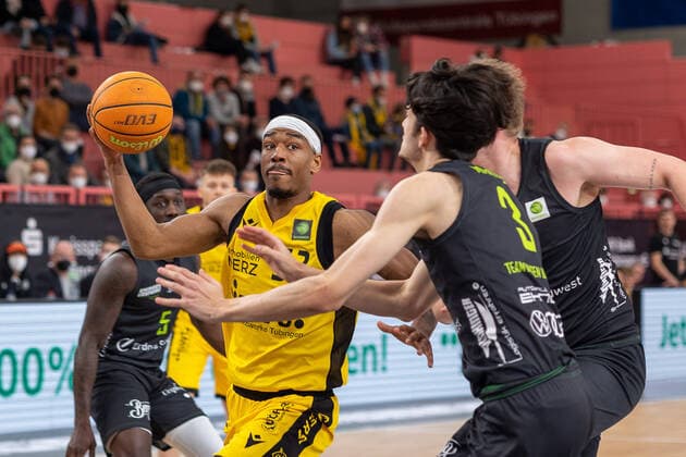 Tutu Munis Ehingen Urspring, 05 Isaiah Crawley Tigers Tuebingen, 53 Tim Martinez Ehingen Urspring, 03 Daniel Zdravevski Ehingen Urspring, 33 Tigers Tuebingen vs Ehingen Urspring, 2 Basketball Bundesliga, Pro A, Barmer 2 Basketball, 22 Matchday , Season 2021 2022, 17 03 2022 Tigers Tuebingen vs Ehingen Urspring, 2 Basketball Bundesliga, Pro A, Barmer 2 Basketball, 22 Matchday , Season 2021 2022, 17 03 2022 Tuebingen Copyright: xNinaxSanderx xEibnerxPressefotox EP_NSR
