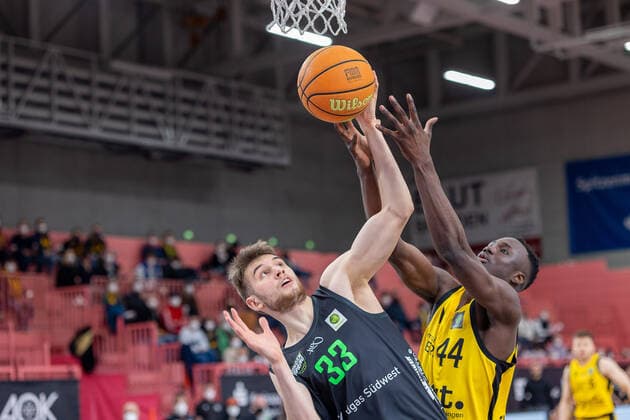 Daniel Zdravevski Ehingen Urspring, 33 Bakary Dibba Tigers Tuebingen, 44 Tigers Tuebingen vs Ehingen Urspring, 2 Basketball Bundesliga, Pro A, Barmer 2 Basketball, 22 Matchday , Season 2021 2022, 17 03 2022 Tigers Tuebingen vs Ehingen Urspring, 2 Basketball Bundesliga, Pro A, Barmer 2 Basketball, 22 Matchday , Season 2021 2022, 17 03 2022 Tuebingen Copyright: xNinaxSanderx xEibnerxPressefotox EP_NSR
