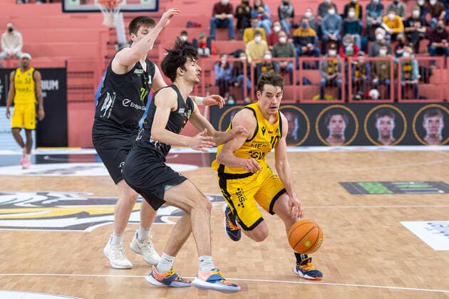 Moritz Heck Ehingen Urspring, 71 Tim Martinez Ehingen Urspring, 03 Gianni Otto Tigers Tuebingen, 10 Tigers Tuebingen vs Ehingen Urspring, 2 Basketball Bundesliga, Pro A, Barmer 2 Basketball, 22 Spieltag , Spielzeit 2021 2022, 17 03 2022 Tigers Tuebingen vs Ehingen Ursprunging, 2 Basketball Bundesliga, Pro A, Barmer 2 Basketball, 22 Spieltag , Spielzeit 2021 2022, 17 03 2022 Tuebingen Copyright: xNinaxSanderx xEibnerxPressefotox EP_NSR
