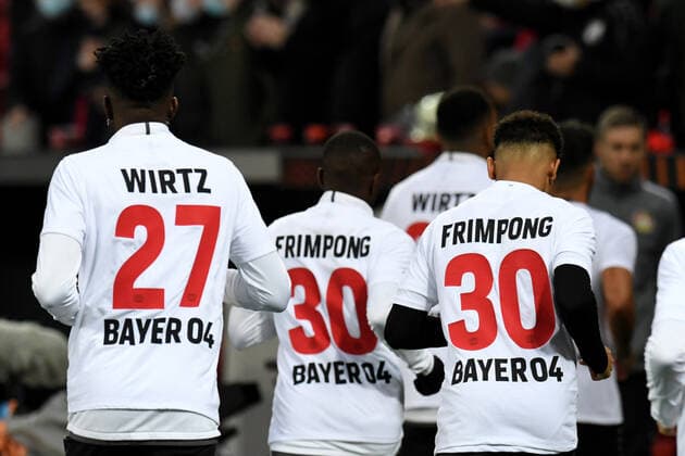 All Leverkusen players wear shirts with the back print of the two injured players Florian Wirtz and Jeremie Frimpong Bayer 04 Leverkusen 17 03 2022, Football, European League, Bayer 04 Leverkusen vs Atalanta Bergamo UEFA REGULATIONS PROHIBIT ANY USE OF PHOTOGRAPHS AS IMAGE SEQUENCES AND OR QUASI VIDEO 17 03 2022, Football, European League, Bayer 04 Leverkusen vs Atalanta Bergamo Leverkusen Copyright: xEibner-Pressefotox