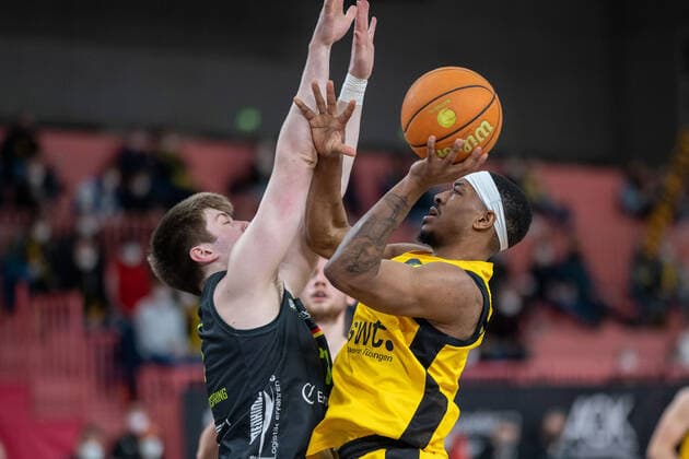 Timo Neunzling Ehingen Urspring, 10 saiah Crawley Tigers Tuebingen, 53 Tigers Tuebingen vs Ehingen Urspring, 2 Basketball Bundesliga, Pro A, Barmer 2 Basketball, 22 Spieltag , Spielzeit 2021 2022, 17 03 2022 Tigers Tuebingen vs Ehingen Urspring, 2 Basketball Bundesliga, Pro A, Barmer 2 Basketball, 22 Spieltag , Spielzeit 2021 2022, 17 03 2022 Tuebingen Copyright: xSvetlanaxKohlmeierx xEibnerxPresx EP_NSR