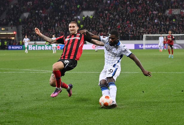 Jeremie Boga Atalanta Bergamo , right , scores the 0 1 winning goal with this shot, left Robert Andrich Bayer 04 Leverkusen 17 03 2022, Football GER, UEFA Europa League 2021 22, Round of 16, Bayer 04 Leverkusen Atalanta Bergamo 0 1 Photo Maik Hölter TEAM2sportphoto Leverkusen Nordrhein Westfalen Germany Team2