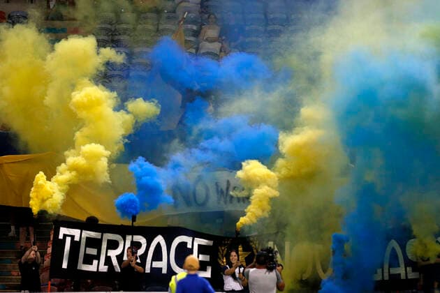 Sport Themen der Woche KW11 Sport Bilder des Tages ALEAGUE JETS PHOENIX, Jets supporters support Ukraine during the A-League match between the Newcastle Jets and Wellington Phoenix at McDonald Jones Stadium in Newcastle, Friday, March 18, 2022. ( NO ARCHIVING, EDITORIAL USE ONLY, NO USE IN BOOKS WITHOUT CONSENT NEWCASTLE NSW AUSTRALIA  Copyright: xDARRENxPATEMANx 20220318001636776517