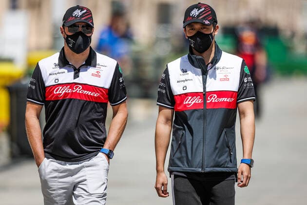 BOTTAS Valtteri (fin), ZHOU Guanyu (chi), Alfa Romeo F1 Team ORLEN C42, portrait during the Formula 1 Gulf Air Bahrain Grand Prix 2022, 1st round of the 2022 FIA Formula One World Championship, WM, Weltmeisterschaft on the Bahrain International Circuit, from March 18 to 20, 2022 in Sakhir, Bahrain - F1 - BAHRAIN GRAND PRIX 2022 DPPI Panoramic  20220318_G00D5651