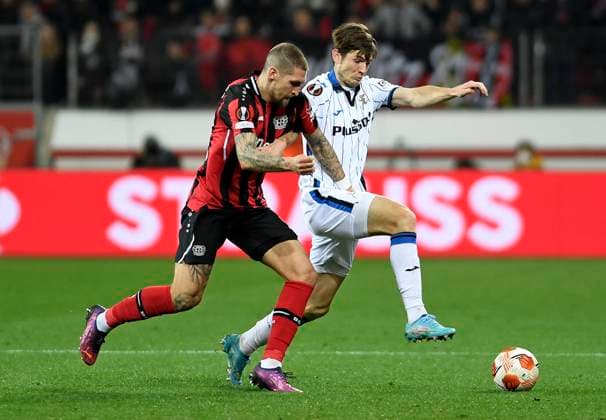 17 03 2022, Leverkusen, Germany, BayArena, Bayer 04 Leverkusen vs Atalanta Bergamo UEFA Europa League Round of 16, Robert Andrich Bayer 04 Leverkusen and Marten de Roon Atalanta Bergamo in duel Photo Ralf Treese Leverkusen BayArena Nordrhein Westfalen Germany  521_LEVATA20220317_089 Treese-521