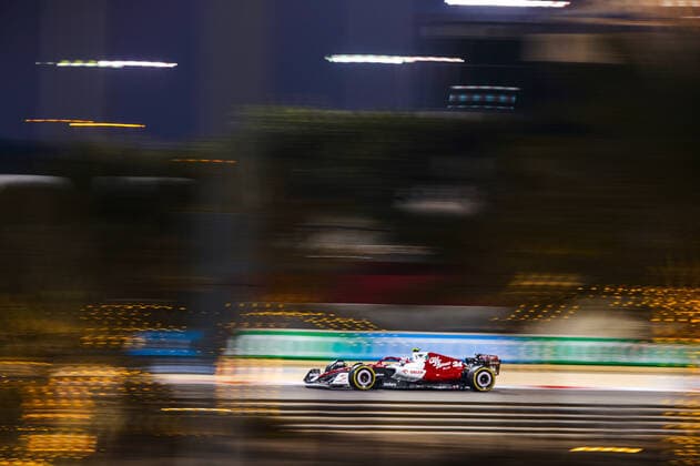 24 ZHOU Guanyu (chi), Alfa Romeo F1 Team ORLEN C42, action during the Formula 1 Gulf Air Bahrain Grand Prix 2022, 1st round of the 2022 FIA Formula One World Championship, WM, Weltmeisterschaft on the Bahrain International Circuit, from March 18 to 20, 2022 in Sakhir, Bahrain - F1 - BAHRAIN GRAND PRIX 2022 DPPI Panoramic  _R5_9506