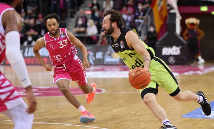 Bonn, Germany 18 03 2022, Telekom Dome, Basketball Bundesliga, 26 Matchday, BBL, Telekom Baskets Bonn vs Medi Bayreuth, Parker Jackson Cartwright Bonn , Bastian Doreth Bayreuth