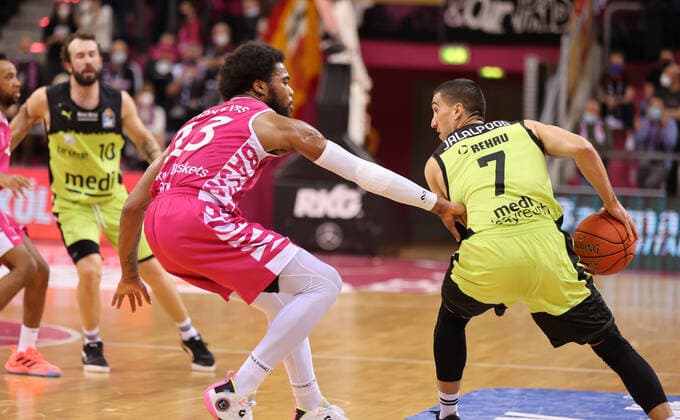 Bonn, Germany 18 03 2022, Telekom Dome, Basketball Bundesliga, 26 Matchday, BBL, Telekom Baskets Bonn vs Medi Bayreuth, Javontae Hawkins Bonn , Philip Jalalpoor Bayreuth