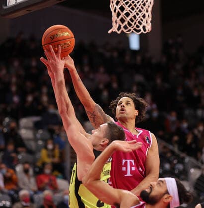Bonn, Germany 18 03 2022, Telekom Dome, Basketball Bundesliga, 26 Matchday, BBL, Telekom Baskets Bonn vs Medi Bayreuth, Janari Joesaar Bayreuth , Michael Kessens Bonn