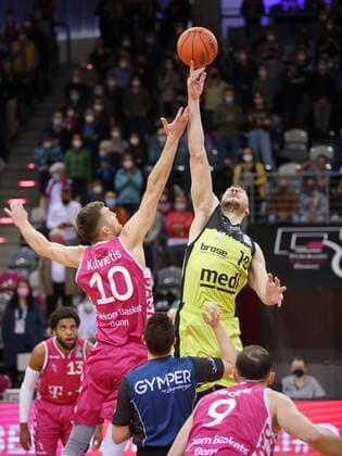 Jump ball Saulius Kulvietis Telekom Baskets Bonn vs Martynas Sajus medi bayreuth easyCredit BBL 1 Bundesliga , 2021 2022 season , main round 26 matchday