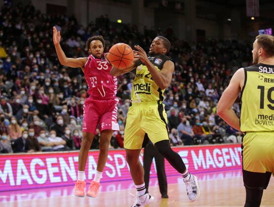 Parker Jackson Cartwright Telekom Baskets Bonn vs Cameron Wells medi bayreuth easyCredit BBL 1 Bundesliga , 2021 2022 season , Hauptrunde 26 Spieltag