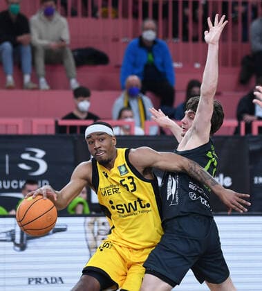 Basketball 2 Bundesliga 2020 2021 22 Game day at Paul Horn Arena Tigers Tuebingen Team Ehinge Urspring 17 03 2022 Isaiah Crawley left, Tigers vs Jakob Hanzalek right, Team Ehinge Urspring