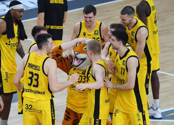 Basketball 2 Bundesliga 2020 2021 22 game day at Paul Horn Arena Tigers Tuebingen Team Ehinge Urspring 17 03 2022 FINAL CHEER Tigers with mascot Walter Isaiah Crawley, Ryan Richard Mikesell, Aatu Kivimaeki, Till Joenke, Gianni Otto, Mateo Seric and Daniel Keppeler f li