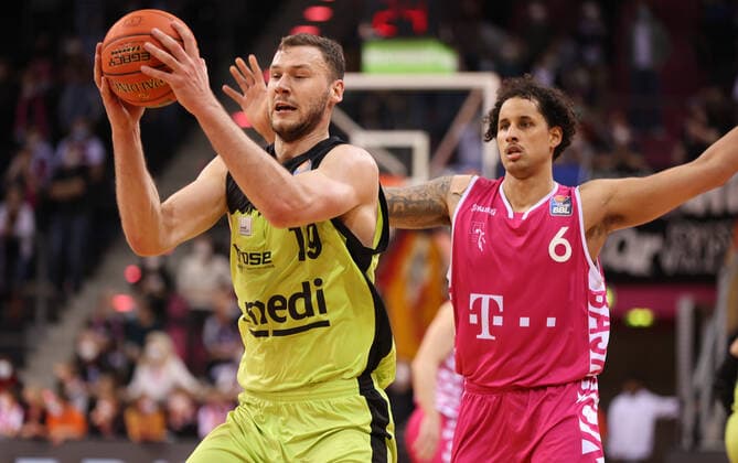 Bonn, Germany 18 03 2022, Telekom Dome, Basketball Bundesliga, 26 Matchday, BBL, Telekom Baskets Bonn vs Medi Bayreuth, Martynas Sajus Bayreuth , Michael Kessens Bonn