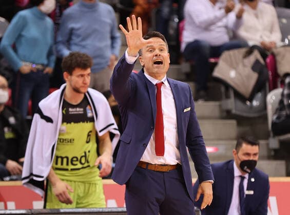 Bonn, Germany 18 03 2022, Telekom Dome, Basketball Bundesliga, 26 Spieltag, BBL, Telekom Baskets Bonn vs Medi Bayreuth, Head Coach Raoul Korner Bayreuth gives instructions