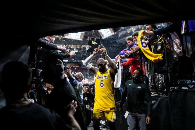 March 18, 2022, Toronto, ON, CAN: Los Angeles Lakers LeBron James takes the fans applause as he comes off the court following his teams overtime 128-123 win over Toronto Raptors in NBA, Basketball Herren, USA basketball action in Toronto on Friday, March 18, 2022. LeBron James  - ZUMAc35_ 20220318_zaf_c35_061 Copyright: xChrisxYoungx