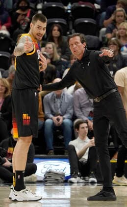 Utah Jazz forward Juancho Hernangomez (41) talks with head coach Quin Snyder during a NBA, Basketball Herren, USA game between Utah Jazz and Los Angeles Clippers, at the Vivint Smart Home Arena in Salt Lake City, Utah, USA, 18 March 2022. Utah Jazz at Los Angeles Clippers !ACHTUNG: NUR REDAKTIONELLE NUTZUNG!  Copyright: xGEORGExFREYx AME4407 20220319-c246f0332ecc53032486e45e2af47238e39a179e