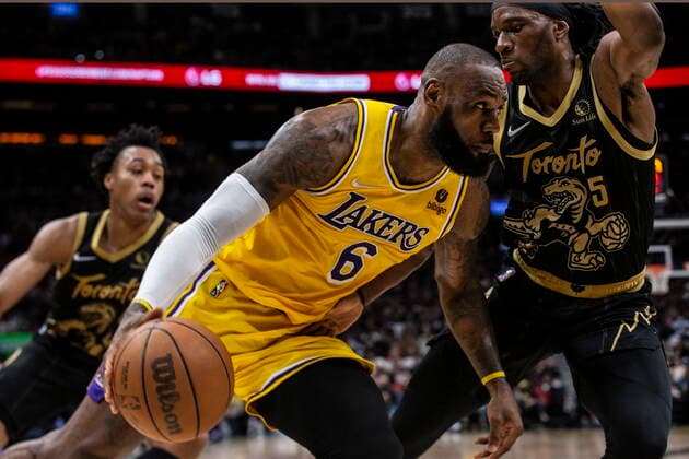 Bilder des Jahres 2022, Sport 03 März Sport Themen der Woche KW11 March 18, 2022, Toronto, ON, CAN: Los Angeles Lakers LeBron James (centre) drives at Toronto Raptors Precious Achiuwa during second half NBA, Basketball Herren, USA basketball action in Toronto on Friday, March 18, 2022. LeBron James; Precious Achiuwa  - ZUMAc35_ 20220318_zaf_c35_080 Copyright: xChrisxYoungx