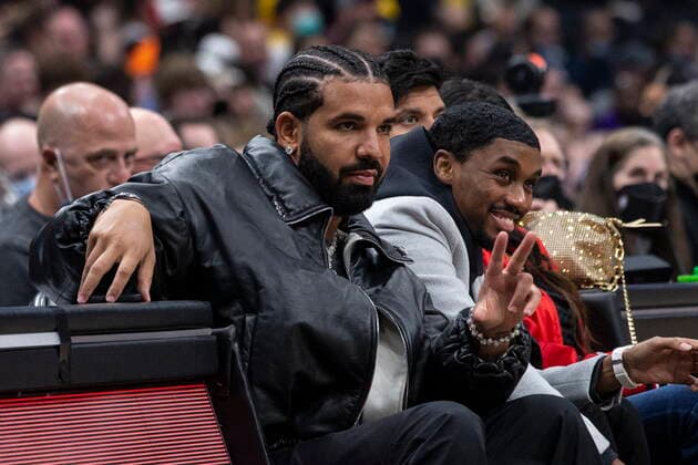 March 18, 2022, Toronto, ON, CAN: Drake gestures a he watches Toronto Raptors during NBA, Basketball Herren, USA basketball action against Los Angeles Lakers in Toronto on Friday, March 18, 2022. Drake  - ZUMAc35_ 20220318_zaf_c35_084 Copyright: xChrisxYoungx