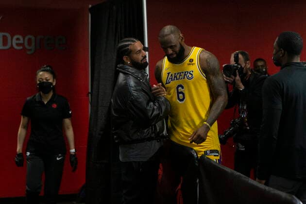 Sport Bilder des Tages March 18, 2022, Toronto, ON, CAN: Los Angeles Lakers. LeBron James greets Drake following NBA, Basketball Herren, USA basketball action against Toronto Raptors in Toronto on Friday, March 18, 2022. LeBron James;lDrake  - ZUMAc35_ 20220318_zaf_c35_086 Copyright: xChrisxYoungx