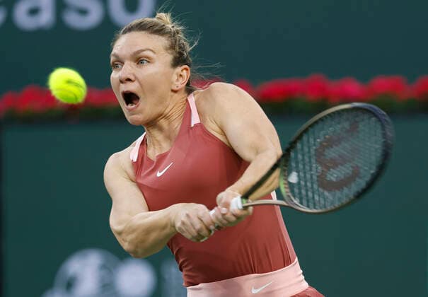 March 18, 2022 Simona Halep of Romania returns a shot against Iga Swiatek of Poland in their semifinal match of the 2022 BNP Paribas Open at Indian Wells Tennis Garden in Indian Wells, California. Indian Wells United States of America - ZUMAc04_ 20220318_zaf_c04_164 Copyright: xCharlesxBausx
