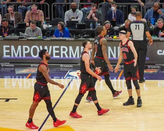 Phoenix, Arizona, March 18th 2022: Alex Caruso ( 6 Chicago Bulls) greets his teammates during the National Basketball Association game between the Chicago Bulls and the Phoenix Suns at Footprint Center in Phoenix, Arizona. Edwin Rodriguez SPP Chicago Bulls v Phoenix Suns - NBA, Basketball Herren, USA - Footprint Center 
