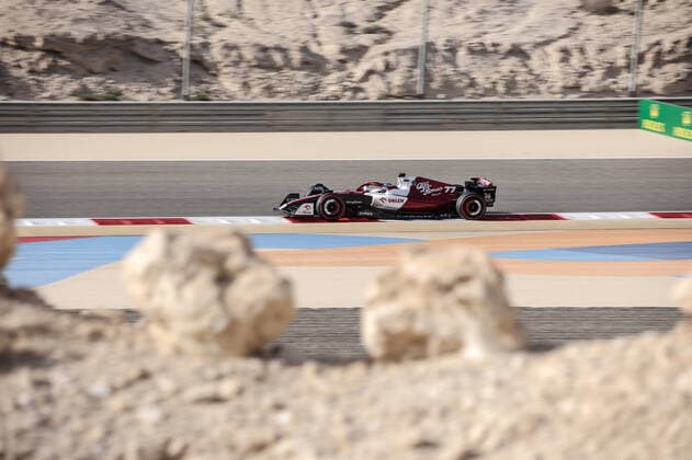 77 BOTTAS Valtteri (fin), Alfa Romeo F1 Team ORLEN C42, action during the Formula 1 Gulf Air Bahrain Grand Prix 2022, 1st round of the 2022 FIA Formula One World Championship, WM, Weltmeisterschaft on the Bahrain International Circuit, from March 18 to 20, 2022 in Sakhir, Bahrain - F1 - BAHRAIN GRAND PRIX 2022 DPPI Panoramic  _R5_0556