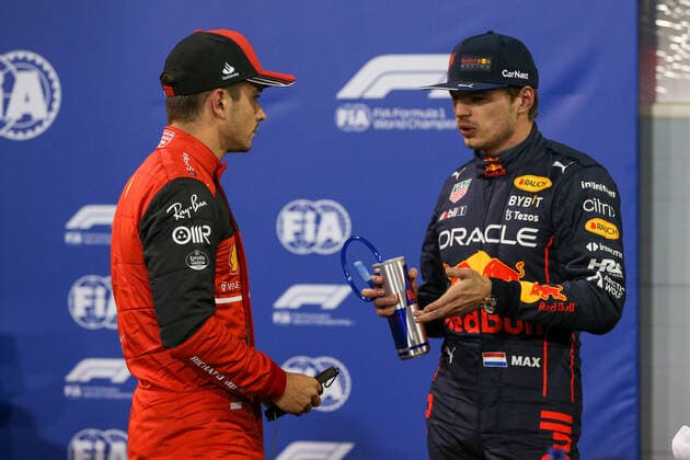 FORMULA 1 GULF AIR BAHRAIN GRAND PRIX 2022, 19 03 2022 Bahrain International Circuit, Sakhir, Bahrain on 19 March 2022 Max Verstappen 1 (NED), HONDA Red Bull Racing RB18 gestures with Charles Leclerc 16 (MON), Scuderia Ferrari F1-75 pole during the FORMULA 1 GULF AIR BAHRAIN GRAND PRIX 2022, Phil Duncan Editorial Use Only Copyright: xPhilxDuncanx ESM-0409-0014