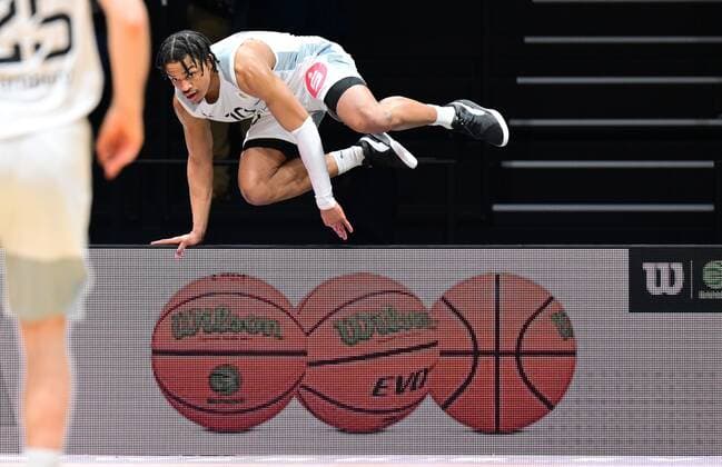 19 03 2022 Basketball Season 2021 2022 2 Bundesliga Pro A 30 Matchday Nürnberg Falcons Basketball Club NBC Römerstrom Gladiators Trier Evan Derek Taylor 10, Nürnberg Falcons BC NBC jumps over rail