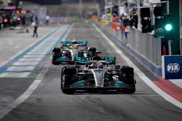 19 03 2022, Bahrain International Circuit, Sakhir, Formula 1 in Bahrain 2022 , in picture George Russel GBR , Mercedes AMG Petronas Formula One Team, Lewis Hamilton GBR , Mercedes AMG Petronas Formula One Team Photo EU Images Sakhir Bahrain International Circuit Bahrain  eu-images-506