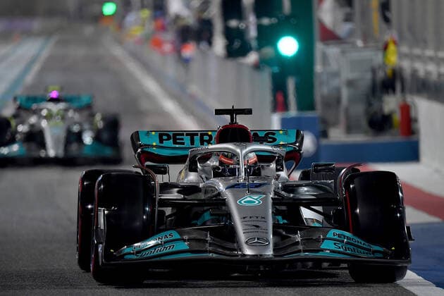 19 03 2022, Bahrain International Circuit, Sakhir, Formula 1 in Bahrain 2022 , in picture George Russel GBR , Mercedes AMG Petronas Formula One Team, Lewis Hamilton GBR , Mercedes AMG Petronas Formula One Team Photo EU Images Sakhir Bahrain International Circuit Bahrain  eu-images-506