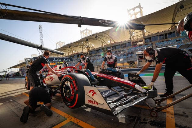 24 ZHOU Guanyu (chi), Alfa Romeo F1 Team ORLEN C42, action during the Formula 1 Gulf Air Bahrain Grand Prix 2022, 1st round of the 2022 FIA Formula One World Championship, WM, Weltmeisterschaft on the Bahrain International Circuit, from March 18 to 20, 2022 in Sakhir, Bahrain - F1 - BAHRAIN GRAND PRIX 2022 DPPI Panoramic  20220319_G00D8115