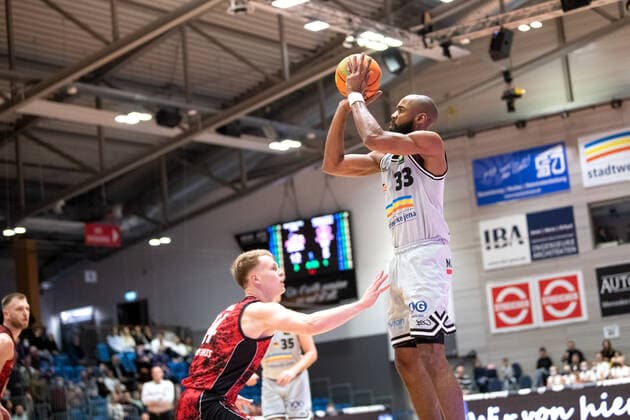 BARMER 2 Basketsball Bundesliga ProA season 2021 2022 30 matchday on 19 3 22 Medipolis SC Jena vs Bayer Giants Leverkusen v re Brandon Thomas Jena throwing against Luis Figge Leverkusen Sparkassen Arena