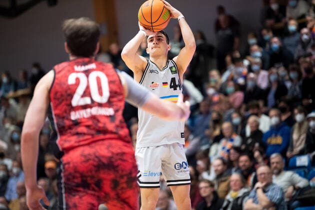 BARMER 2 Basketsball Bundesliga ProA season 2021 2022 30 matchday on 19 3 22 Medipolis SC Jena vs Bayer Giants Leverkusen v re Vuk Radojicic Jena with the throw against JJ Mann Leverkusen Sparkassen Arena