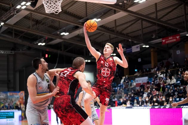 BARMER 2 Basketsball Bundesliga ProA season 2021 2022 30 matchday on 19 3 22 Medipolis SC Jena vs Bayer Giants Leverkusen v re Lennard Winter Leverkusen at the basket under the basket v re Alex Herrera Jena vs Dennis Heinzmann Leverkusen Sparkassen Arena