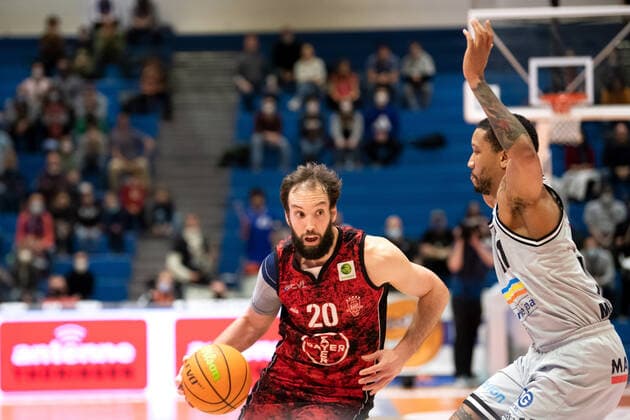 BARMER 2 Basketsball Bundesliga ProA season 2021 2022 30 matchday on 19 3 22 Medipolis SC Jena vs Bayer Giants Leverkusen v li JJ Mann Leverkusen on the ball against Rayshawn Simmons Jena Sparkassen Arena