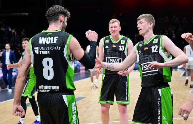 19 03 2022 Basketball Season 2021 2022 2 Bundesliga Pro A 30 Matchday Nürnberg Falcons Basketball Club NBC Römerstrom Gladiators Trier Jubel Freude Trier nach Spielende Enosch Wolf 8, Römerstrom Gladiators Trier Jonathan Almstedt 13, Römerstrom Gladiators Trier Jonas Niedermanner 12, Römerstrom Gladiators Trier