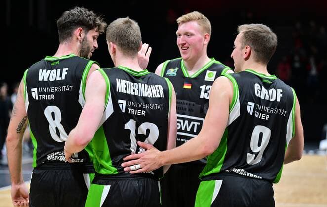 19 03 2022 Basketball Season 2021 2022 2 Bundesliga Pro A 30 Matchday Nürnberg Falcons Basketball Club NBC Römerstrom Gladiators Trier Jubel Freude Trier nach Spielende Enosch Wolf 8, Römerstrom Gladiators Trier Jonas Niedermanner 12, Römerstrom Gladiators Trier Jonathan Almstedt 13, Römerstrom Gladiators Trier Jonas Grof 9, Römerstrom Gladiators Trier