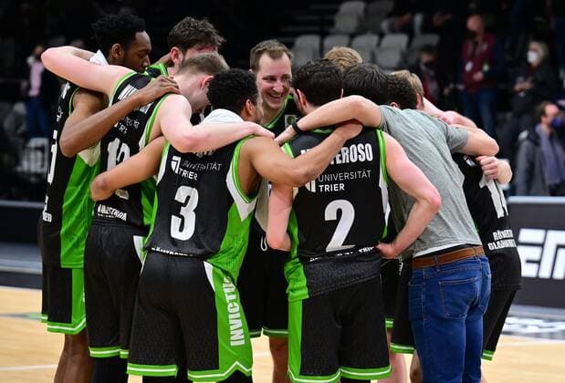 19 03 2022 Basketball Season 2021 2022 2 Bundesliga Pro A 30 Matchday Nuremberg Falcons Basketball Club NBC Römerstrom Gladiators Trier Team Circle Trier after end of game