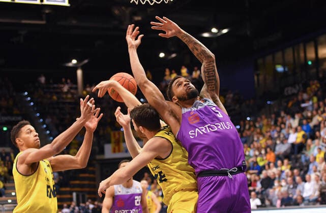 GER, Basketball,easy Credit BBL, EWE Baskets Oldenburg vs BG Göttingen 19 03 2022, EWE Arena, Oldenburg, GER, easy Credit BBL, EWE Baskets Oldenburg vs BG Göttingen , in picture Jeff ROBERSON BG Göttingen 5 TJ HOLYFIELD EWE Baskets Oldenburg 22 Sebastian HERRERA EWE Baskets Oldenburg 7 nordphotoxRojahn nph00310