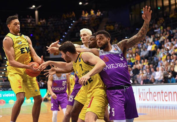 GER, Basketball,easy Credit BBL, EWE Baskets Oldenburg vs BG Göttingen 19 03 2022, EWE Arena, Oldenburg, GER, easy Credit BBL, EWE Baskets Oldenburg vs BG Göttingen , in picture Jeff ROBERSON BG Göttingen 5 TJ HOLYFIELD EWE Baskets Oldenburg 22 Sebastian HERRERA EWE Baskets Oldenburg 7 nordphotoxRojahn nph00310