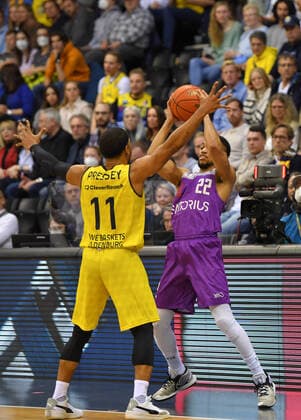 GER, Basketball,easy Credit BBL, EWE Baskets Oldenburg vs BG Göttingen 19 03 2022, EWE Arena, Oldenburg, GER, easy Credit BBL, EWE Baskets Oldenburg vs BG Göttingen , in picture Stephen BROWN JR BG Göttingen 22 Phil PRESSEY EWE Baskets Oldenburg 11 nordphotoxRojahn nph00310