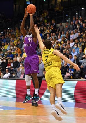 GER, Basketball,easy Credit BBL, EWE Baskets Oldenburg vs BG Göttingen 19 03 2022, EWE Arena, Oldenburg, GER, easy Credit BBL, EWE Baskets Oldenburg vs BG Göttingen , in picture Kamar BALDWIN BG Göttingen 44 Sebastian HERRERA EWE Baskets Oldenburg 7 nordphotoxRojahn nph00310