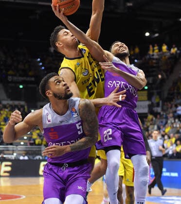 GER, Basketball,easy Credit BBL, EWE Baskets Oldenburg vs BG Göttingen 19 03 2022, EWE Arena, Oldenburg, GER, easy Credit BBL, EWE Baskets Oldenburg vs BG Göttingen , in the picture under the basket Stephen BROWN JR BG Göttingen 22 TJ HOLYFIELD EWE Baskets Oldenburg 22 Jeff ROBERSON BG Göttingen 5 nordphotoxRojahn nph00310