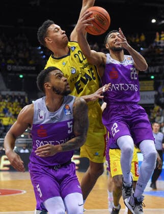 GER, Basketball,easy Credit BBL, EWE Baskets Oldenburg vs BG Göttingen 19 03 2022, EWE Arena, Oldenburg, GER, easy Credit BBL, EWE Baskets Oldenburg vs BG Göttingen , in the picture under the basket Stephen BROWN JR BG Göttingen 22 TJ HOLYFIELD EWE Baskets Oldenburg 22 Jeff ROBERSON BG Göttingen 5 nordphotoxRojahn nph00310