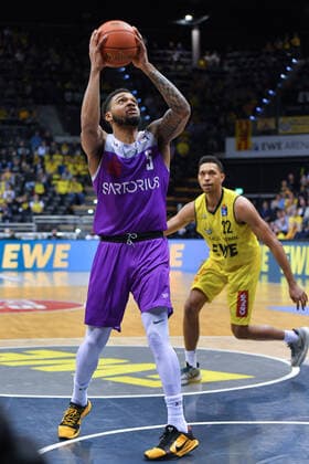 GER, Basketball,easy Credit BBL, EWE Baskets Oldenburg vs BG Göttingen 19 03 2022, EWE Arena, Oldenburg, GER, easy Credit BBL, EWE Baskets Oldenburg vs BG Göttingen , pictured Jeff ROBERSON BG Göttingen 5 TJ HOLYFIELD EWE Baskets Oldenburg 22 nordphotoxRojahn nph00310