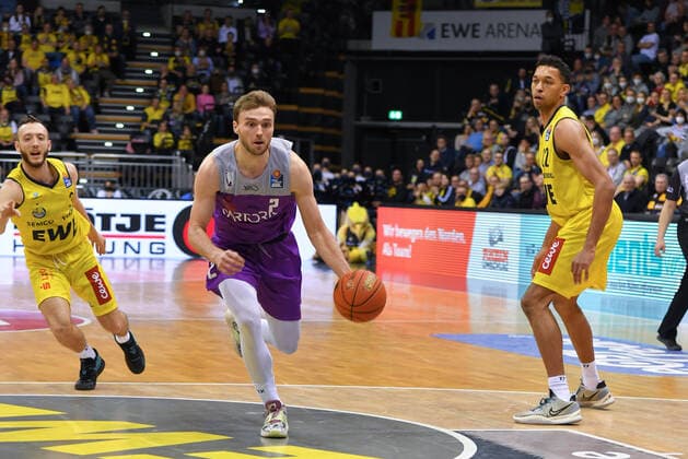 GER, Basketball,easy Credit BBL, EWE Baskets Oldenburg vs BG Göttingen 19 03 2022, EWE Arena, Oldenburg, GER, easy Credit BBL, EWE Baskets Oldenburg vs BG Göttingen , in picture Jake TOOLSON BG Göttingen 2 Max HEIDEGGER EWE Baskets Oldenburg 3 TJ HOLYFIELD EWE Baskets Oldenburg 22 nordphotoxRojahn nph00310