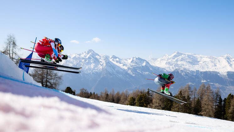 Bilder des Jahres 2022, Sport 03 März Sport Themen der Woche KW11 FREESTYLE SKIING - FIS WC Veysonnaz VEYSONNAZ,SWITZERLAND,19.MAR.22 - FREESTYLE SKIING - FIS World Cup, ski cross, ladies, men. Image shows Fanny Smith (SUI), Katrin Ofner (AUT) and Marielle Thompson (CAN).  GEPAxpictures xDanielxGoetzhaber